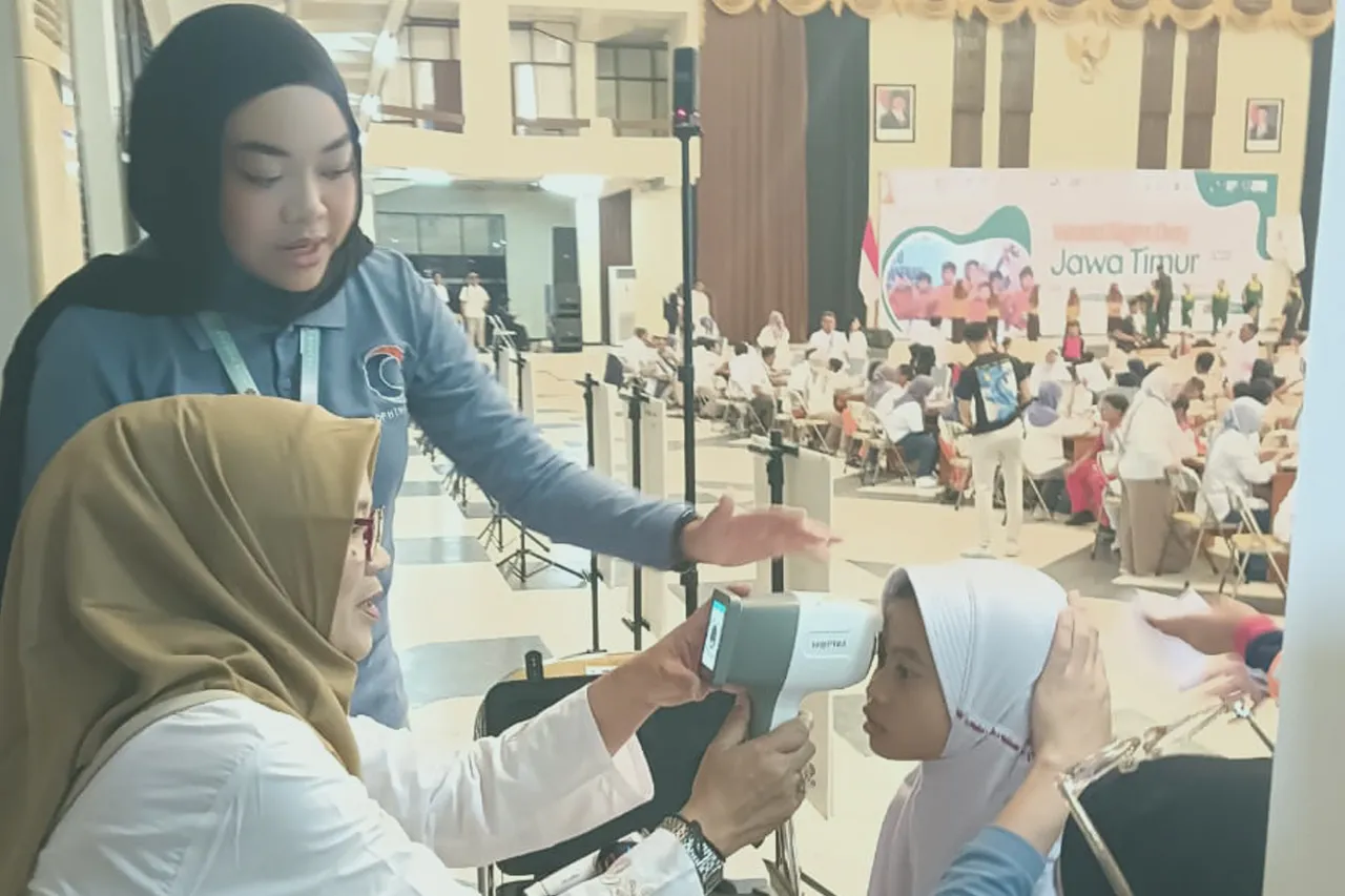 Vision screening with a handheld refractometer
