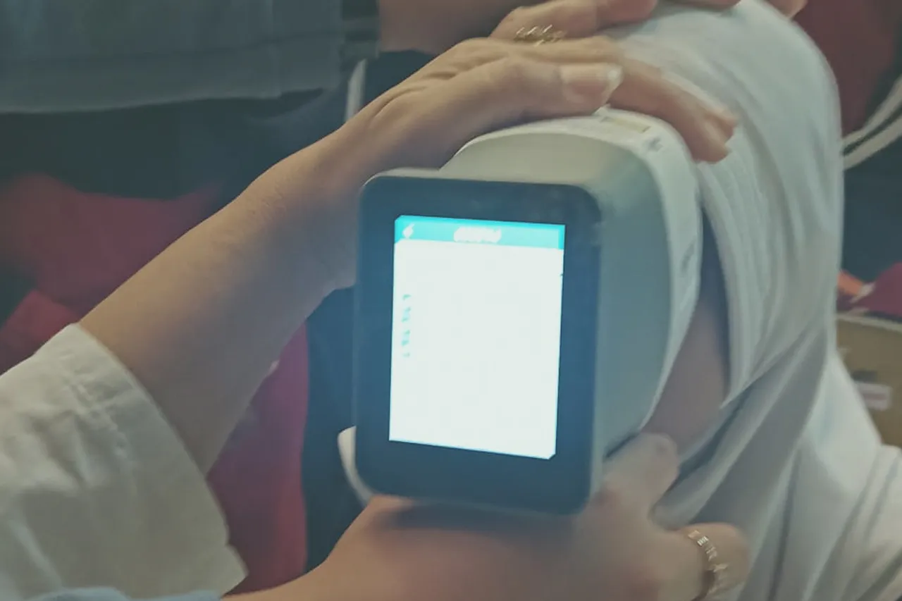 Handheld auto refractometer in use